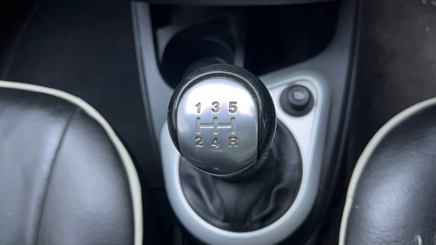 Used 2014 Ford Figo Duratorq Diesel Titanium 1.4 Diesel Manual interior GEAR  KNOB VIEW