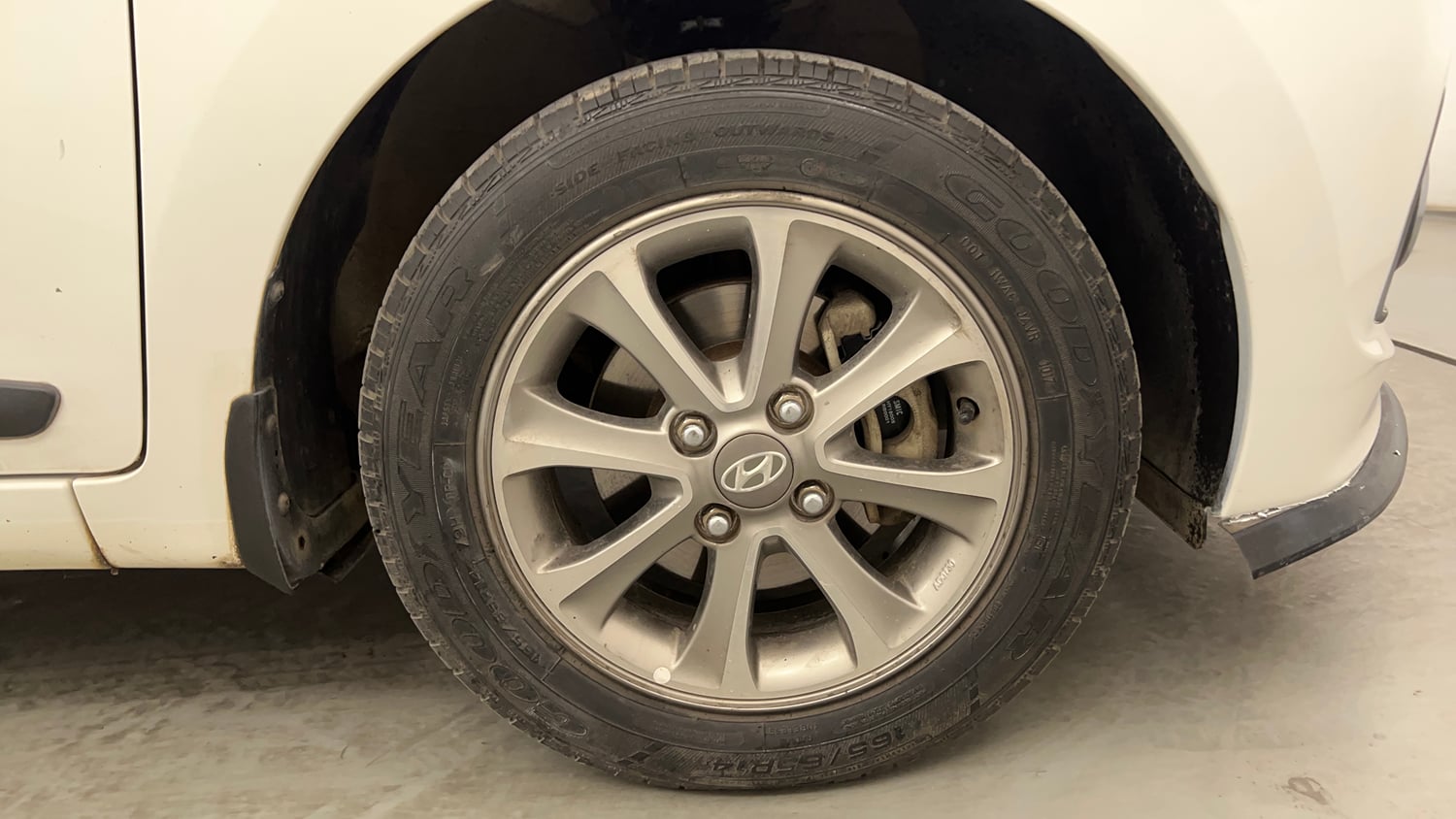 Used 2015 Hyundai Grand i10 Asta 1.2 Kappa VTVT Petrol Manual tyres RIGHT FRONT TYRE RIM VIEW
