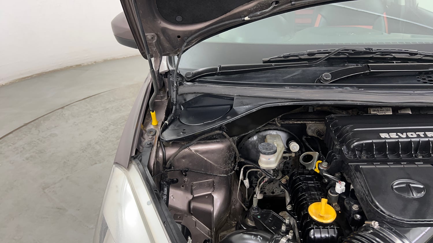 Used 2017 Tata Tiago Revotron XT Petrol Manual engine ENGINE RIGHT SIDE HINGE & APRON VIEW