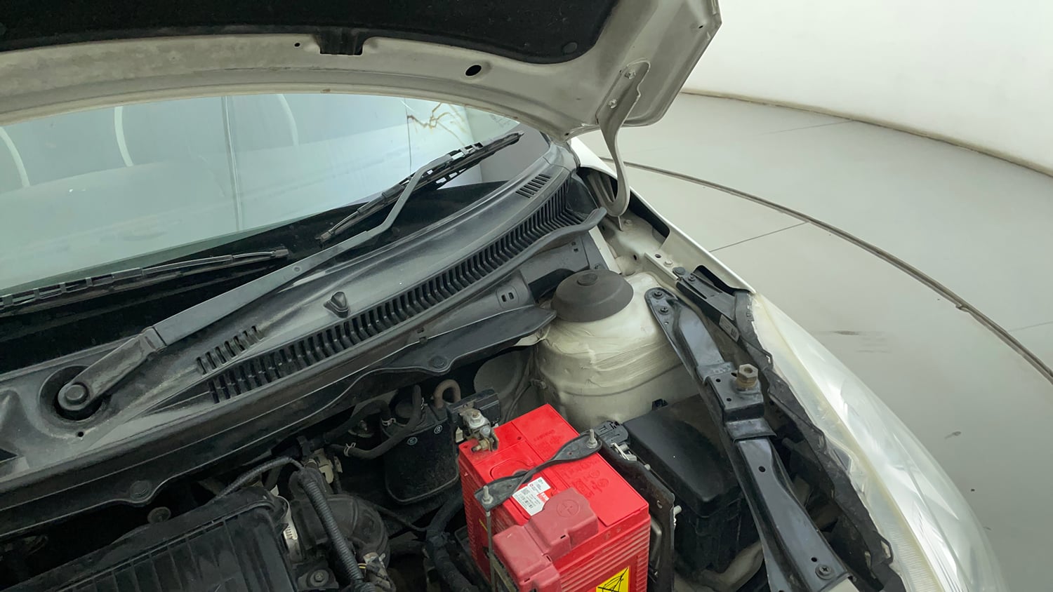 Used 2017 Maruti Suzuki Swift VXI (O) Petrol Manual engine ENGINE LEFT SIDE HINGE & APRON VIEW