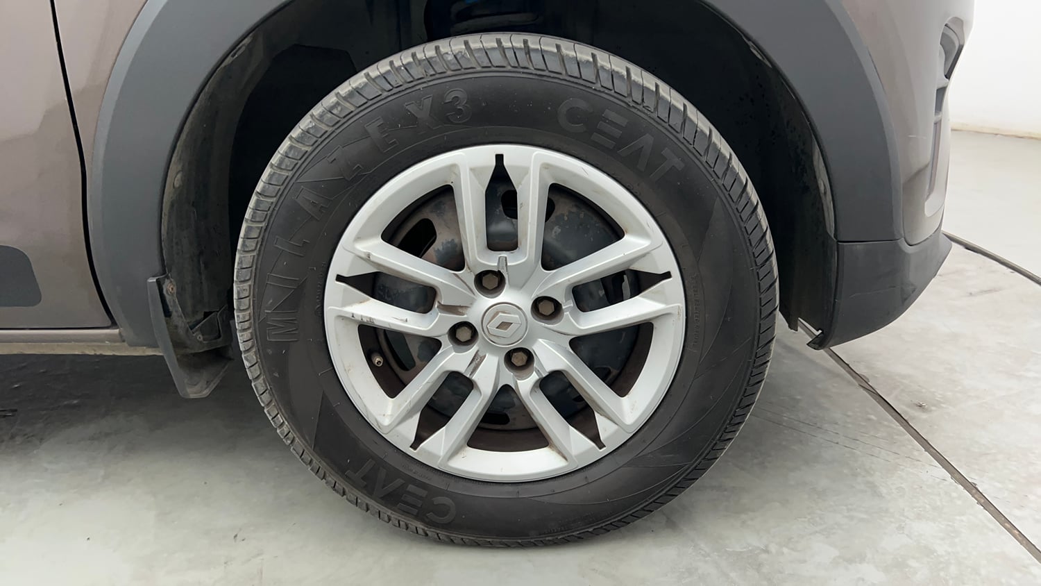 Used 2023 Renault Triber RXT EASY-R AMT Petrol Automatic tyres RIGHT FRONT TYRE RIM VIEW