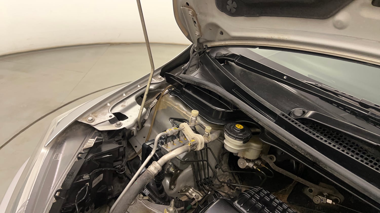 Used 2017 Honda Jazz V Petrol Petrol Manual engine ENGINE RIGHT SIDE HINGE & APRON VIEW