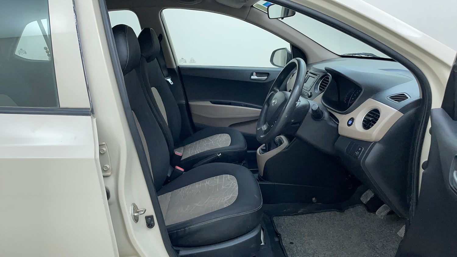 Used 2013 Hyundai Grand i10 Sportz 1.2 Kappa VTVT Petrol Manual interior RIGHT SIDE FRONT DOOR CABIN VIEW