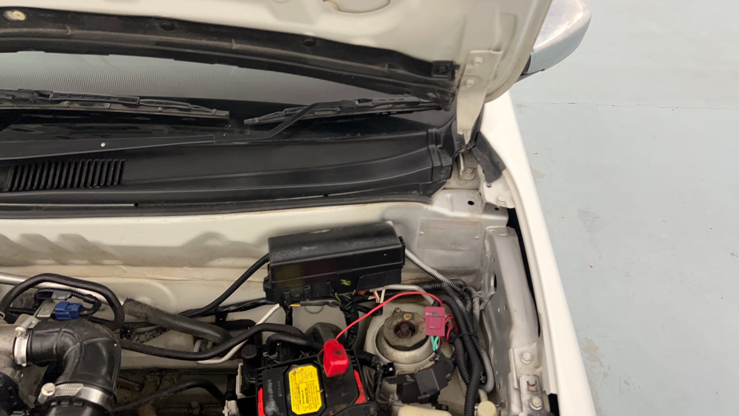 Used 2023 Maruti Suzuki Alto 800 VXi Petrol Manual engine ENGINE LEFT SIDE HINGE & APRON VIEW