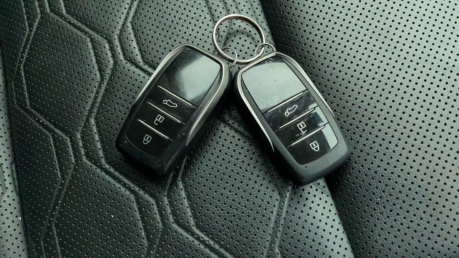 Used 2024 Maruti Suzuki Invicto Alpha Plus 7 STR Hybrid Automatic extra CAR KEY VIEW