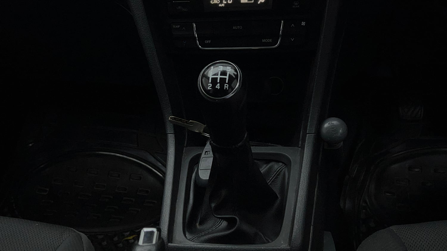 Used 2017 Maruti Suzuki Vitara Brezza ZDi+ Dual Tone Diesel Manual interior GEAR  KNOB VIEW