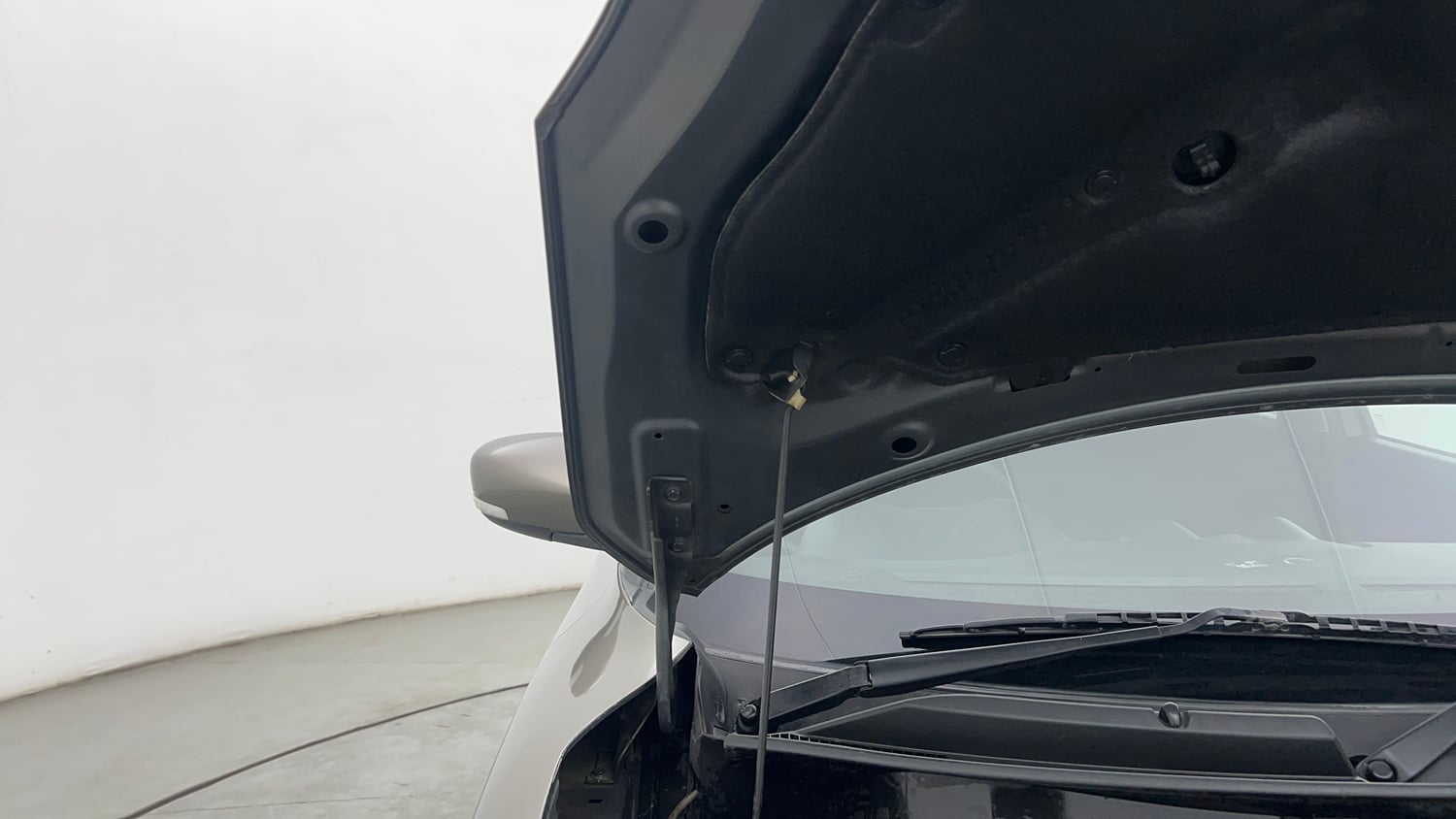 Used 2018 Maruti Suzuki Swift ZXi AMT Petrol Automatic engine ENGINE RIGHT SIDE HINGE & APRON VIEW