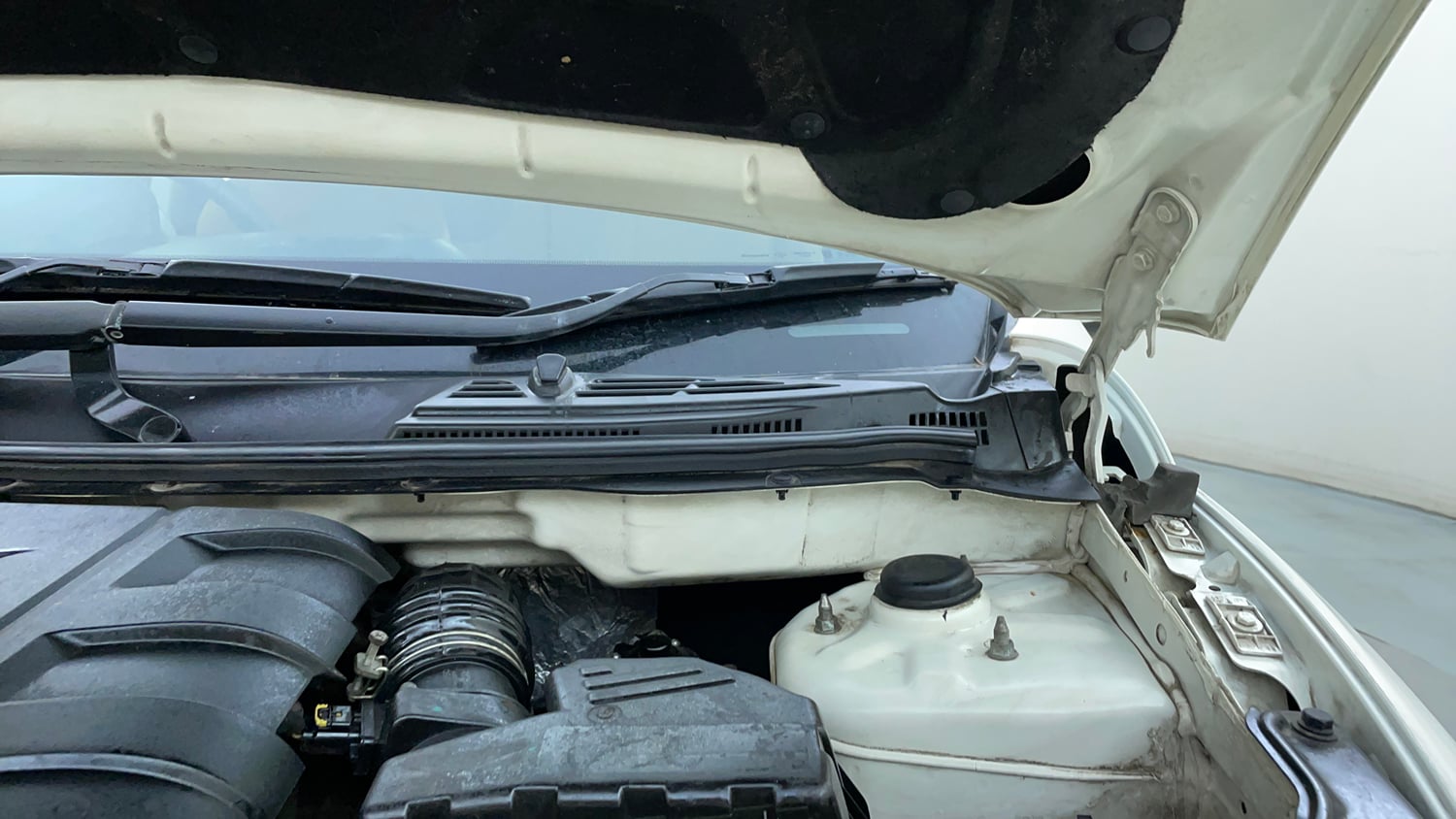 Used 2018 Mahindra XUV500 W7 Diesel Manual engine ENGINE LEFT SIDE HINGE & APRON VIEW