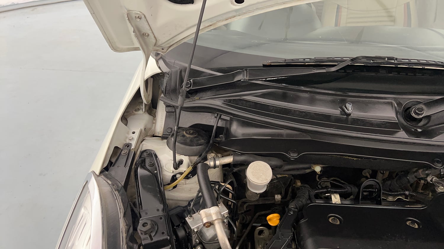 Used 2017 Maruti Suzuki Swift Dzire VDI Diesel Manual engine ENGINE RIGHT SIDE HINGE & APRON VIEW