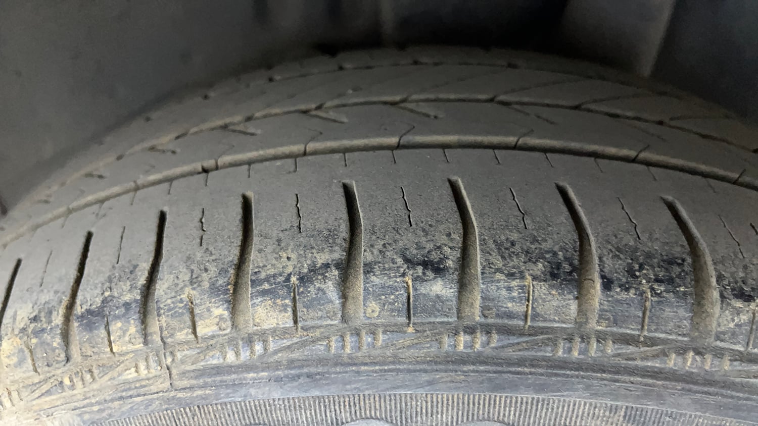 Used 2014 Ford Figo Duratorq Diesel Titanium 1.4 Diesel Manual tyres LEFT REAR TYRE TREAD VIEW