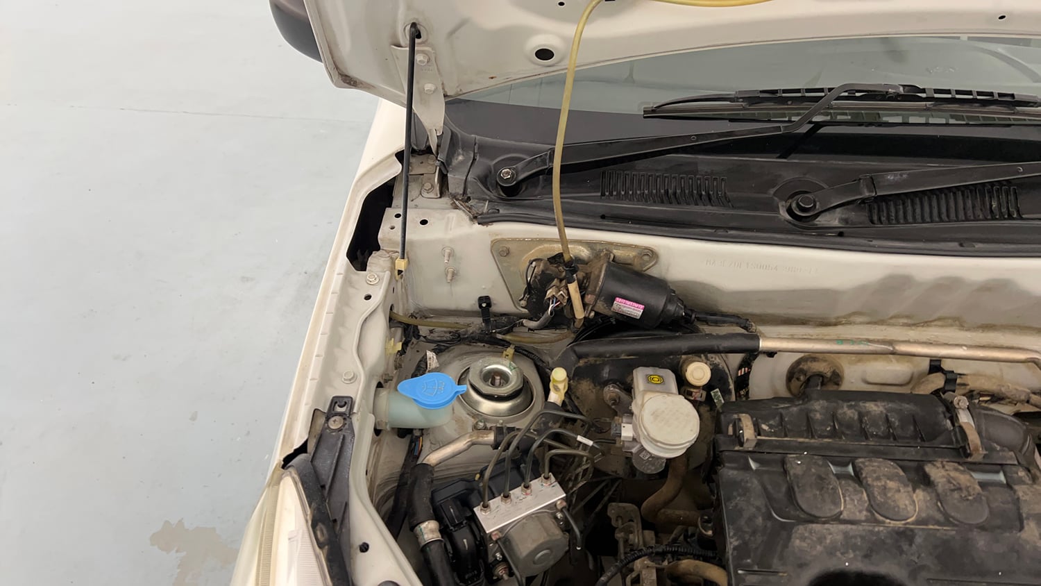 Used 2019 Maruti Suzuki Alto K10 VXi Petrol Manual engine ENGINE RIGHT SIDE HINGE & APRON VIEW