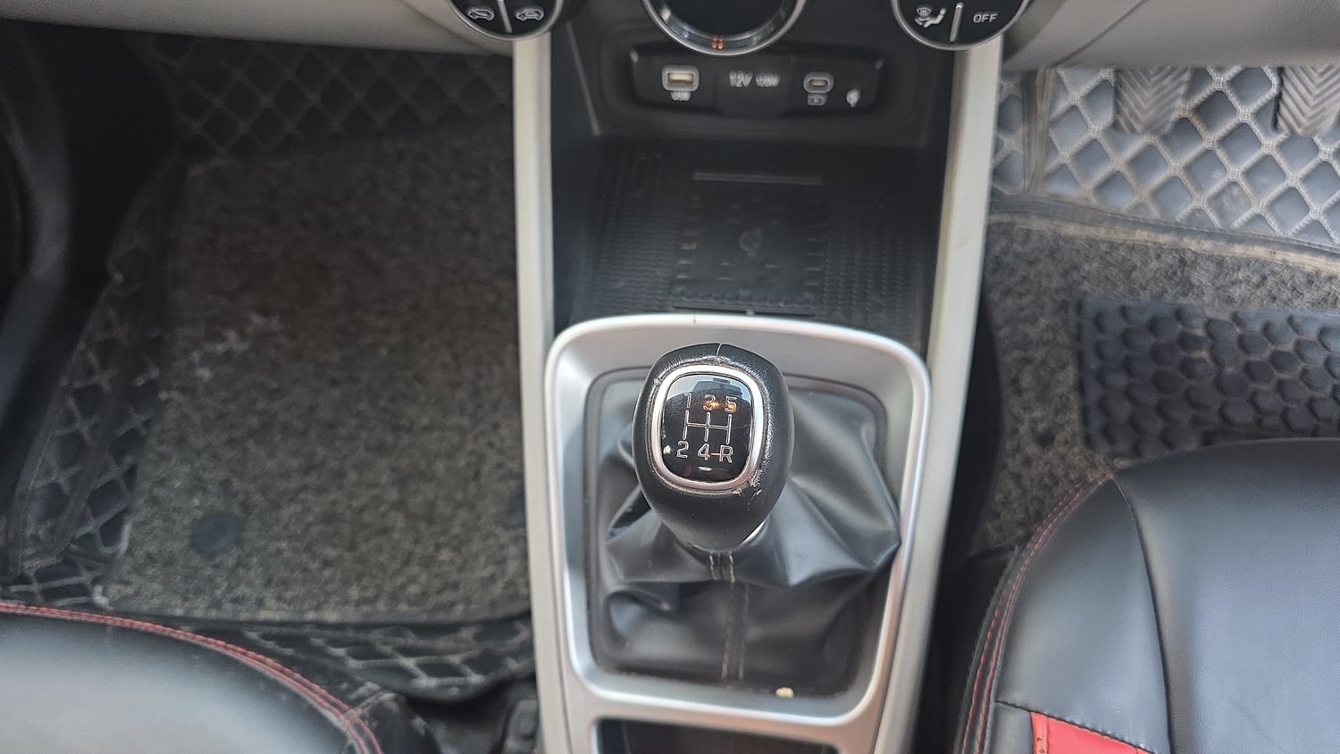 Used 2022 Hyundai Venue SX 1.2 Petrol Petrol Manual interior GEAR  KNOB VIEW