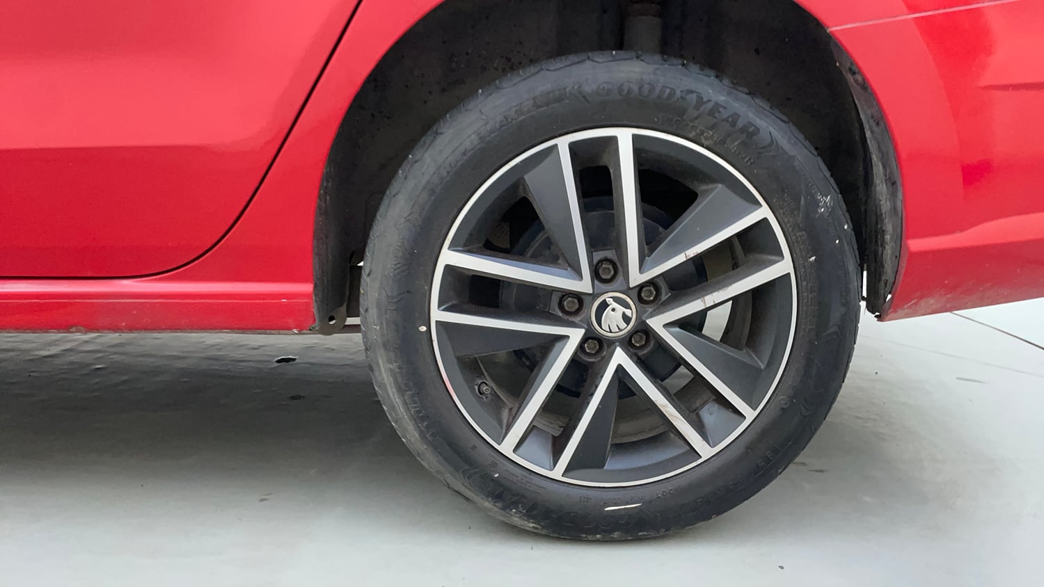 Used 2018 Skoda Rapid Style 1.6 MPI AT Petrol Automatic tyres LEFT REAR TYRE RIM VIEW