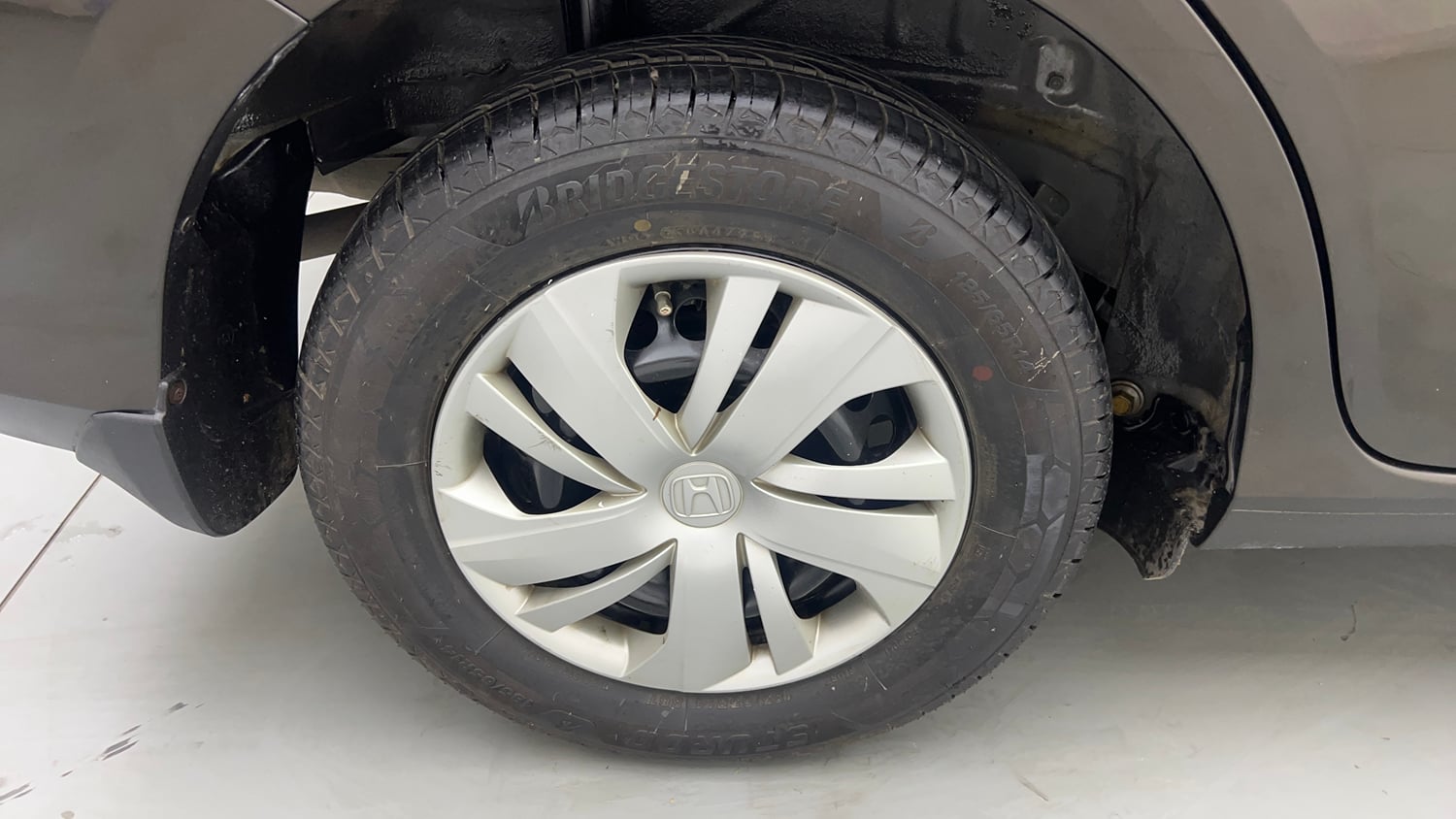 Used 2022 Honda Amaze S MT 1.2 Petrol Petrol Manual tyres RIGHT REAR TYRE RIM VIEW