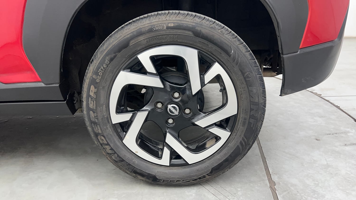 Used 2023 Nissan Magnite XV Turbo CVT Petrol Automatic tyres LEFT REAR TYRE RIM VIEW