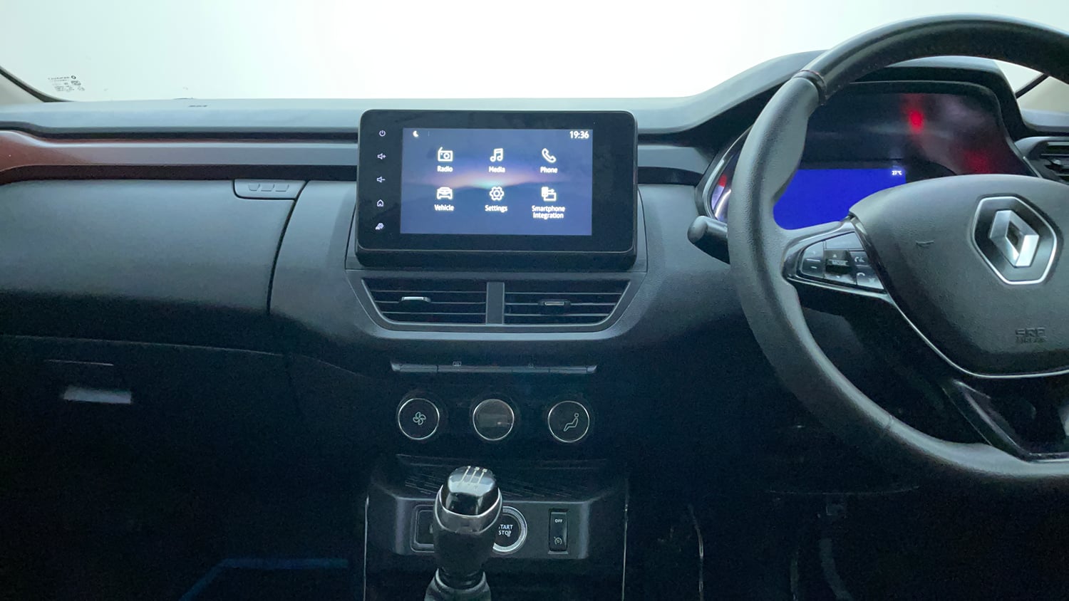 Used 2022 Renault Kiger RXZ 1.0 Turbo MT Dual Tone Petrol Manual interior MUSIC SYSTEM & AC CONTROL VIEW