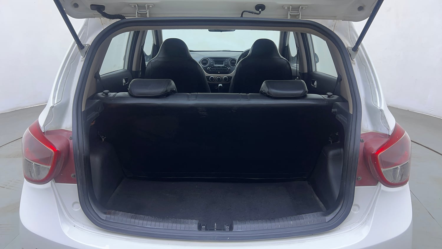 Used 2016 Hyundai Grand i10 Asta AT 1.2 Kappa VTVT Petrol Automatic interior DICKY INSIDE VIEW