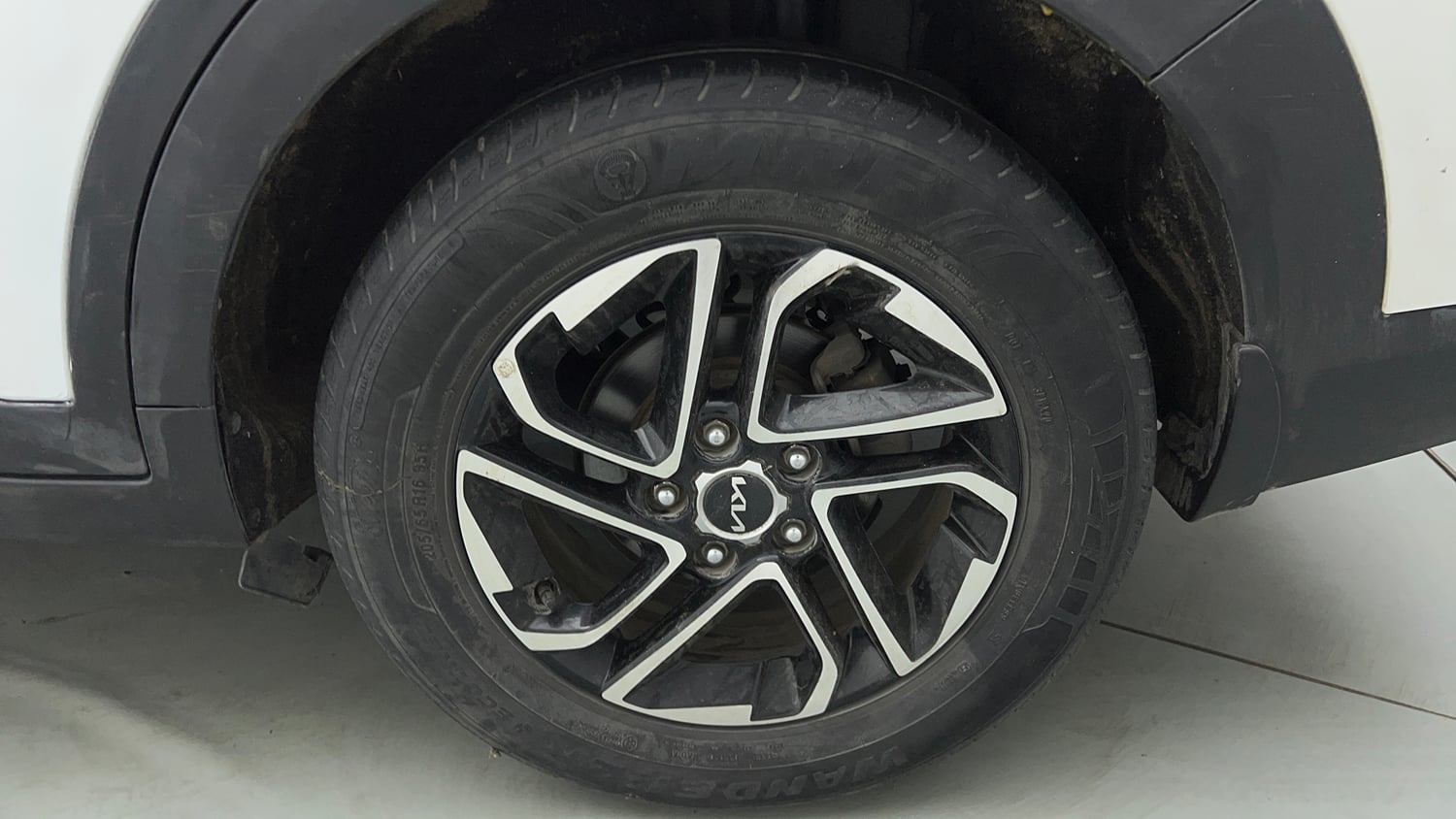 Used 2022 Kia Carens Luxury Plus 1.4 Petrol 7 STR Petrol Manual tyres LEFT REAR TYRE RIM VIEW