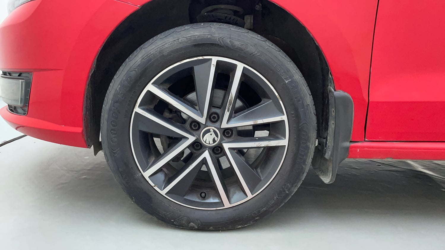 Used 2018 Skoda Rapid Style 1.6 MPI AT Petrol Automatic tyres LEFT FRONT TYRE RIM VIEW