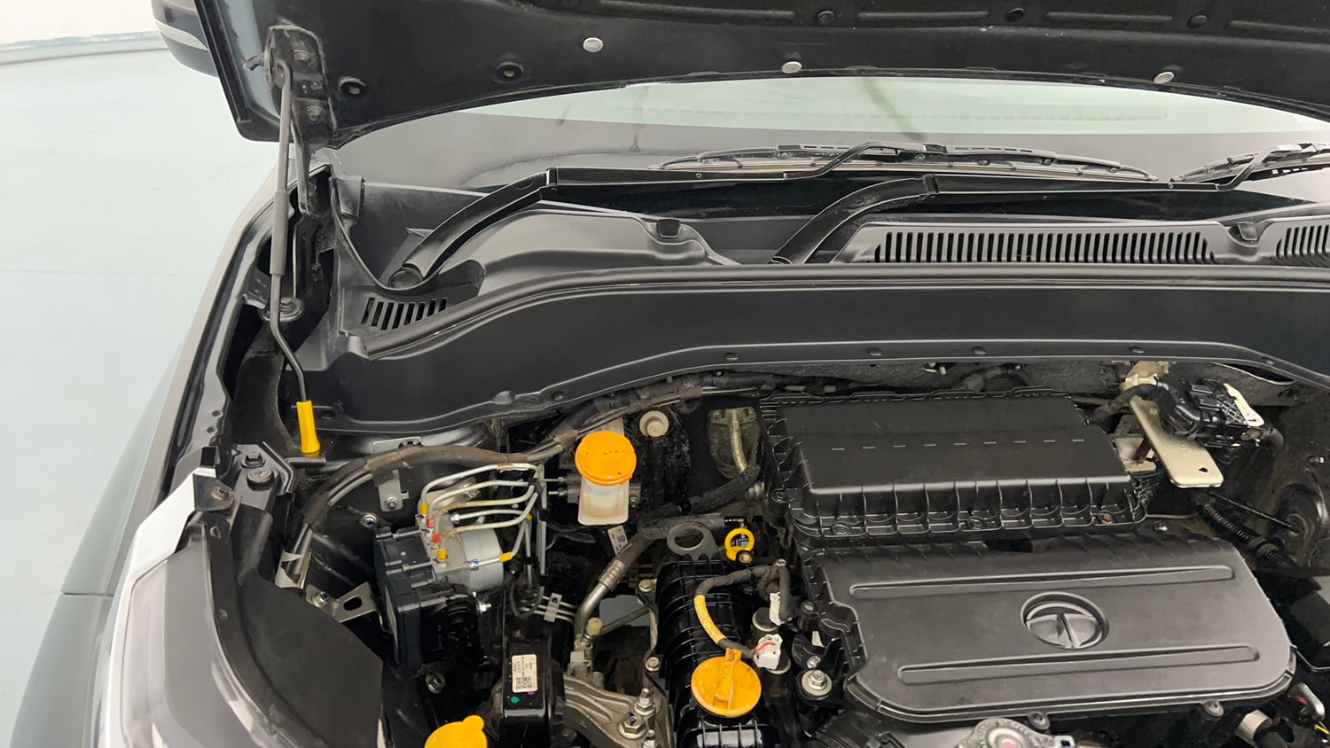 Used 2022 Tata Punch Creative Dual Tone Petrol Manual engine ENGINE RIGHT SIDE HINGE & APRON VIEW