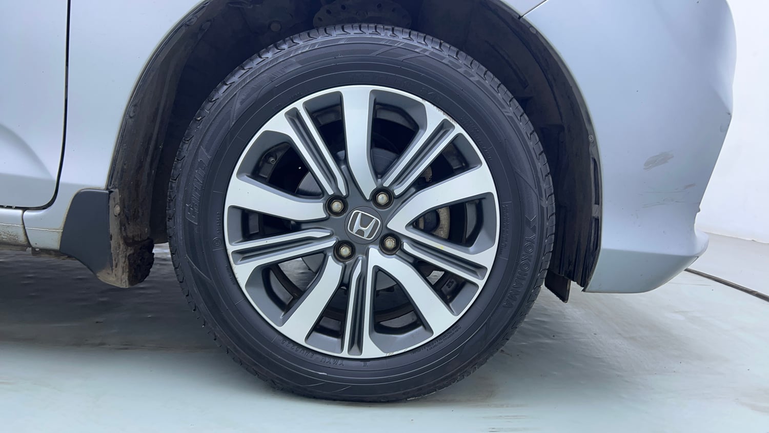 Used 2022 Honda Amaze VX CVT 1.2 Petrol Petrol Automatic tyres RIGHT FRONT TYRE RIM VIEW
