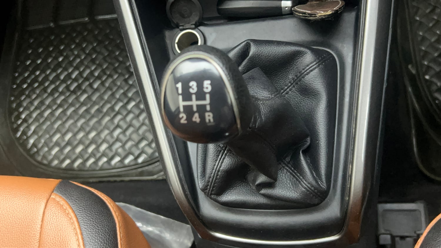 Used 2019 Ford EcoSport Titanium 1.5L Ti-VCT Petrol Manual interior GEAR  KNOB VIEW