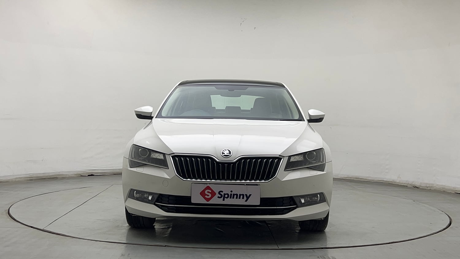 Used 2018 Skoda Superb L&K TSI AT Petrol Automatic exterior FRONT VIEW