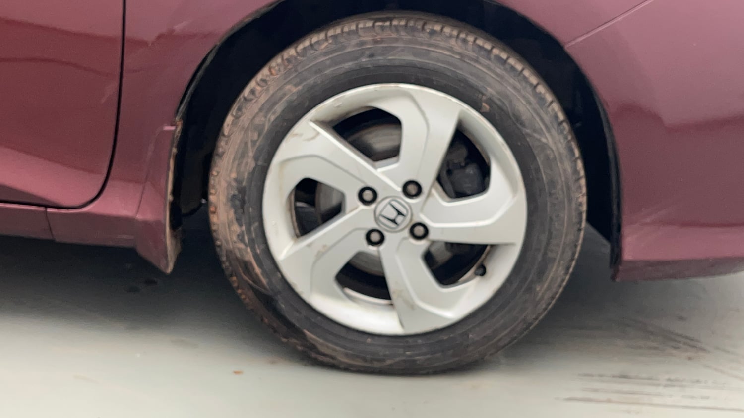 Used 2015 Honda City V Petrol Manual tyres RIGHT FRONT TYRE RIM VIEW