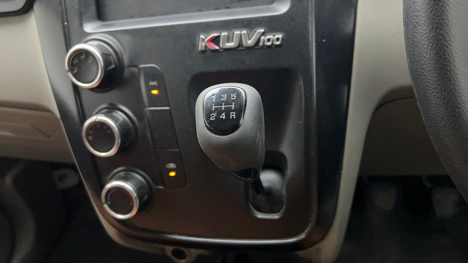 Used 2017 Mahindra KUV100 K4 6 STR Petrol Manual interior GEAR  KNOB VIEW