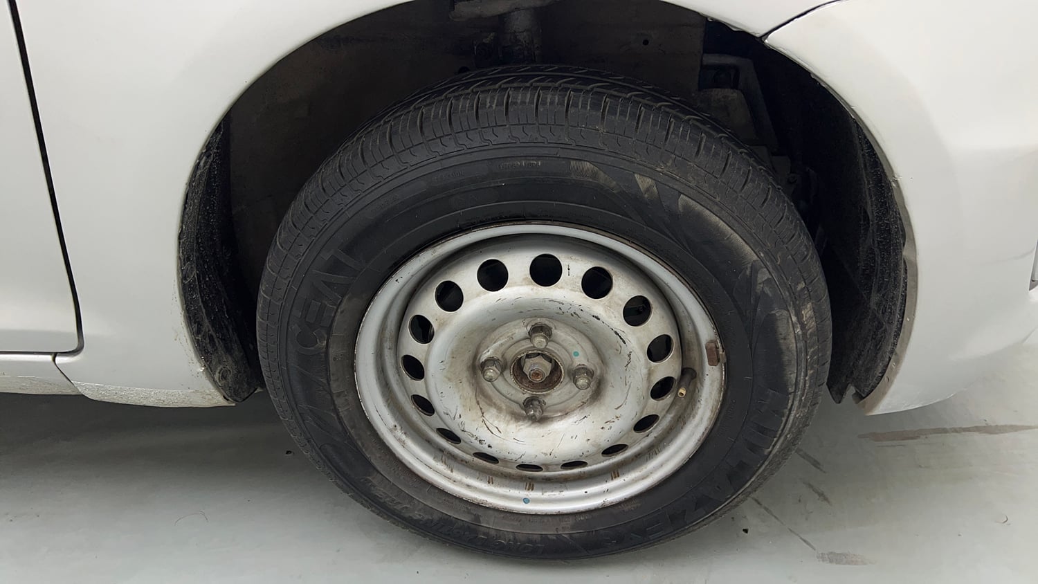 Used 2017 Maruti Suzuki Swift Lxi (O) Petrol Manual tyres RIGHT FRONT TYRE RIM VIEW