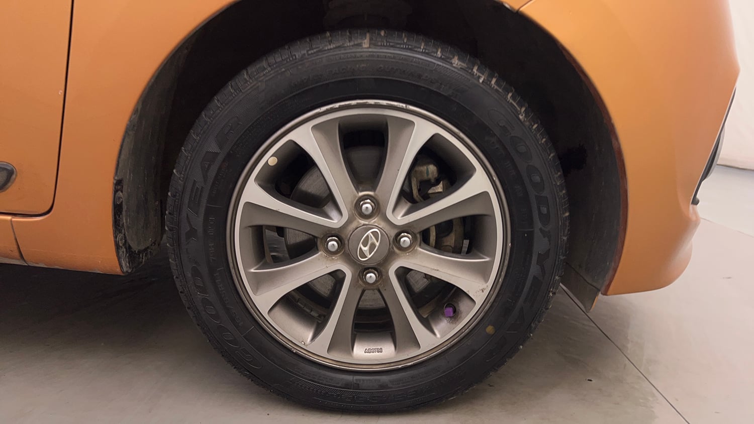 Used 2013 Hyundai Grand i10 Asta 1.2 Kappa VTVT Petrol Manual tyres RIGHT FRONT TYRE RIM VIEW