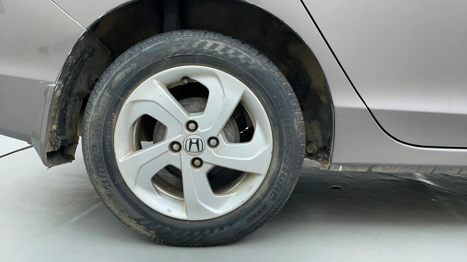 Used 2014 Honda City V Petrol Manual tyres RIGHT REAR TYRE RIM VIEW