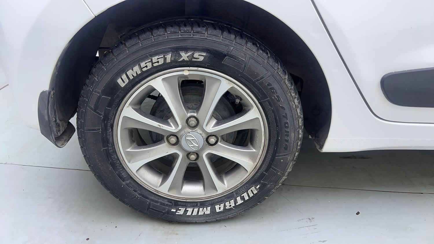 Used 2016 Hyundai Grand i10 Asta AT 1.2 Kappa VTVT Petrol Automatic tyres RIGHT REAR TYRE RIM VIEW