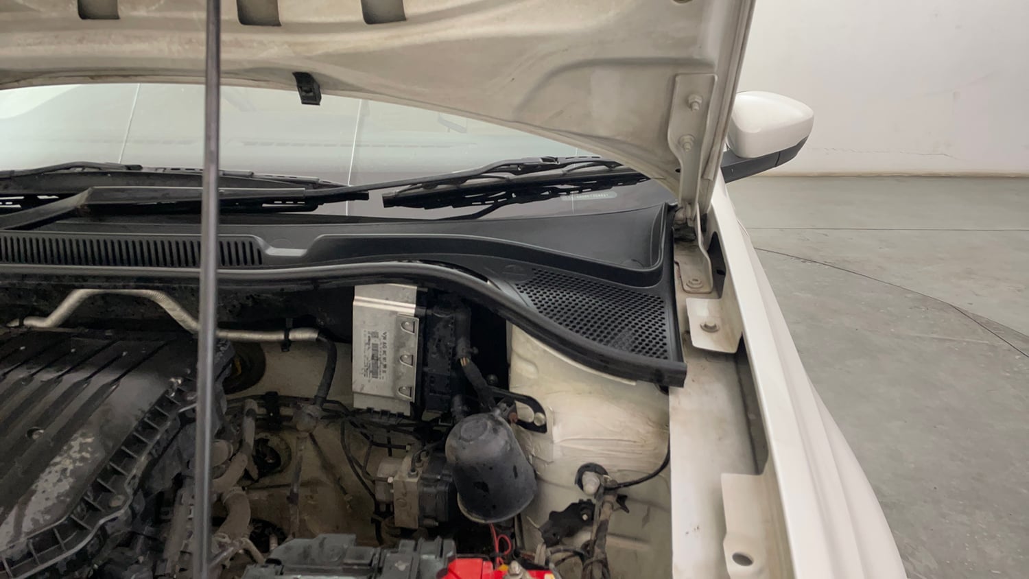Used 2019 Volkswagen Ameo Trendline 1.0L (P) Petrol Manual engine ENGINE LEFT SIDE HINGE & APRON VIEW