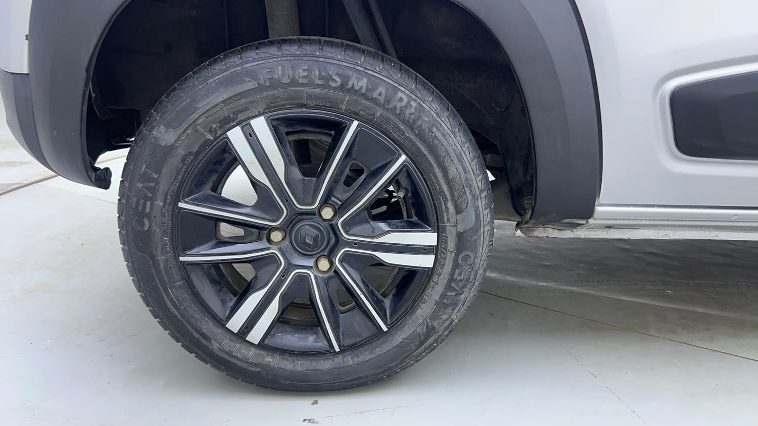 Used 2024 Renault Kwid CLIMBER AMT Petrol Automatic tyres RIGHT REAR TYRE RIM VIEW