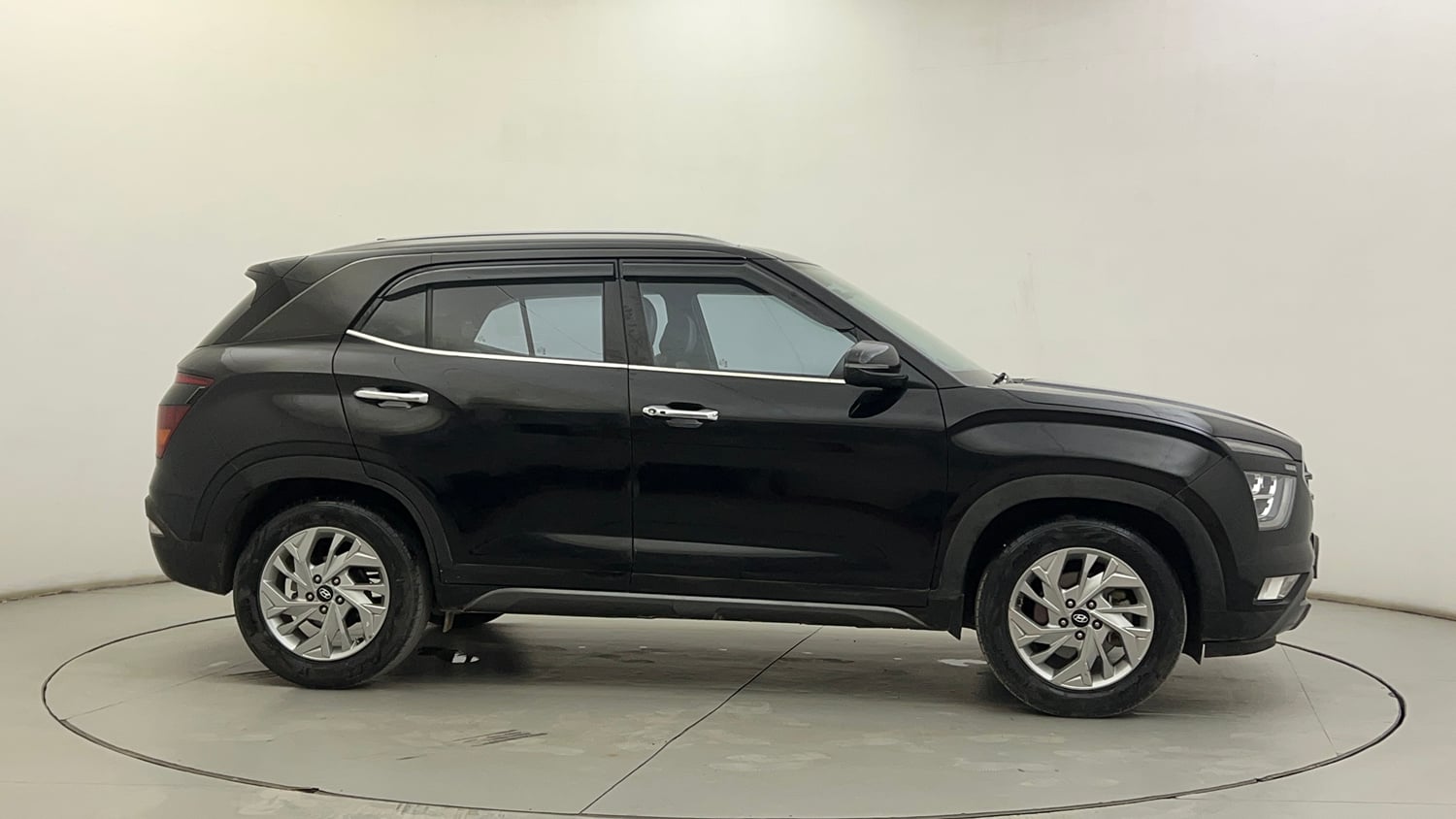 Used 2023 Hyundai Creta SX 1.5 Petrol Petrol Manual exterior RIGHT SIDE VIEW
