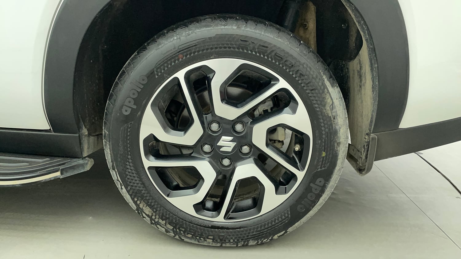 Used 2024 Maruti Suzuki Invicto Alpha Plus 7 STR Hybrid Automatic tyres LEFT REAR TYRE RIM VIEW