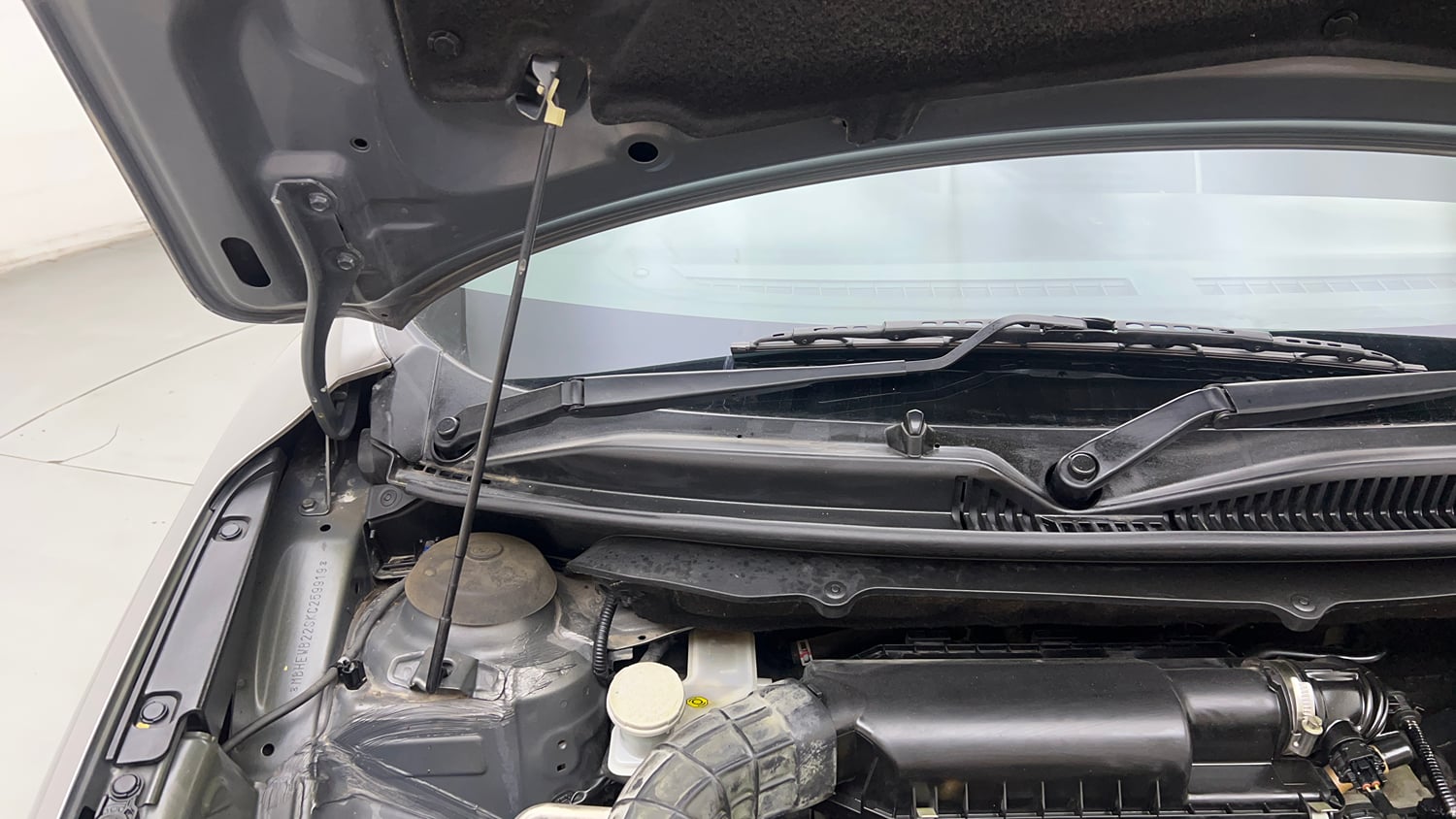 Used 2019 Maruti Suzuki Baleno Delta Petrol Manual engine ENGINE RIGHT SIDE HINGE & APRON VIEW