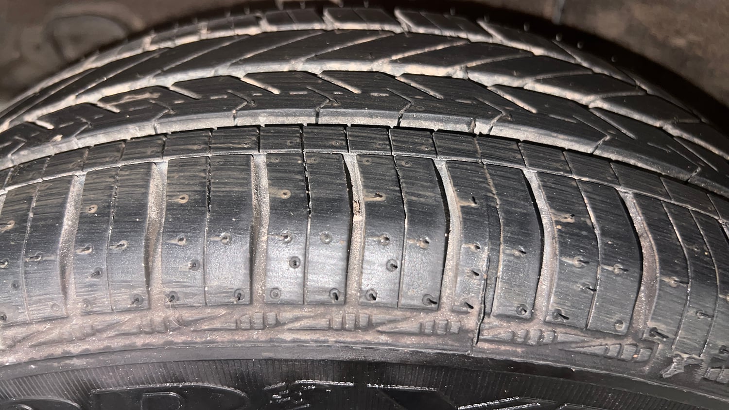 Used 2013 Hyundai Grand i10 Asta 1.2 Kappa VTVT Petrol Manual tyres RIGHT REAR TYRE TREAD VIEW