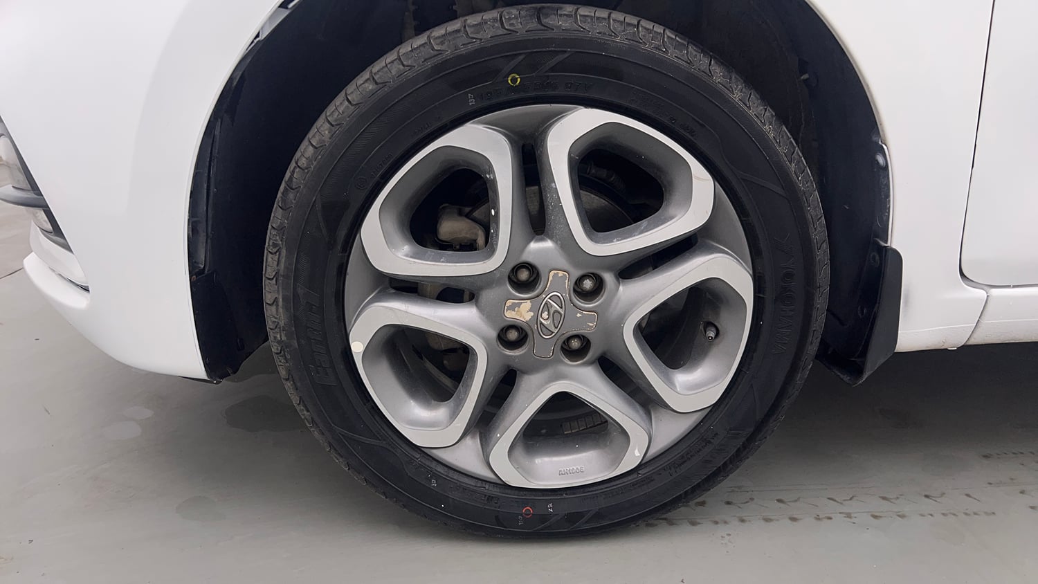 Used 2019 Hyundai Elite i20 Sportz Plus 1.2 Dual Tone Petrol Manual tyres LEFT FRONT TYRE RIM VIEW