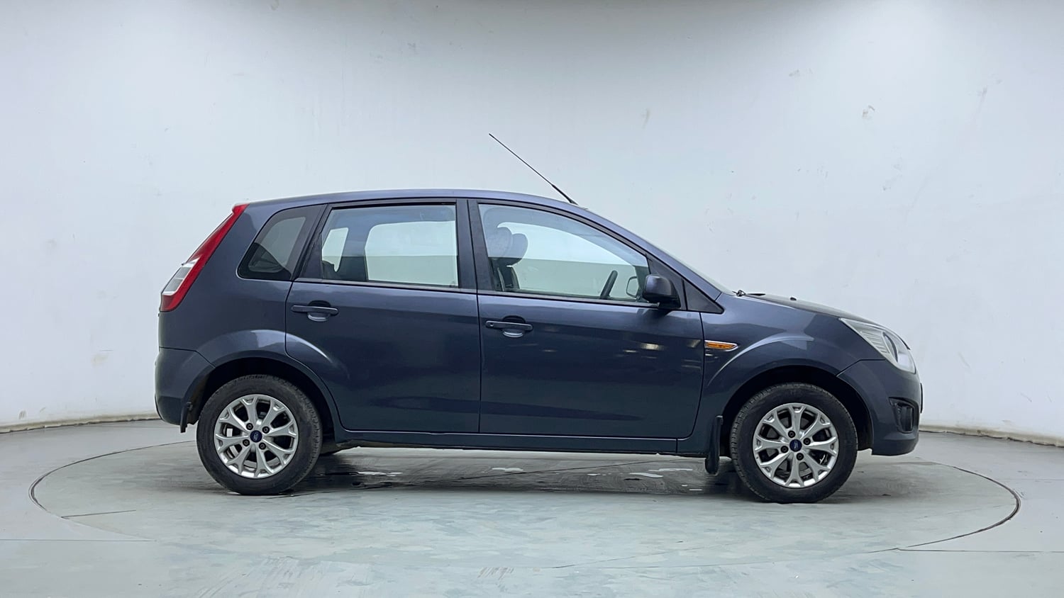 Used 2014 Ford Figo Duratorq Diesel Titanium 1.4 Diesel Manual exterior RIGHT SIDE VIEW