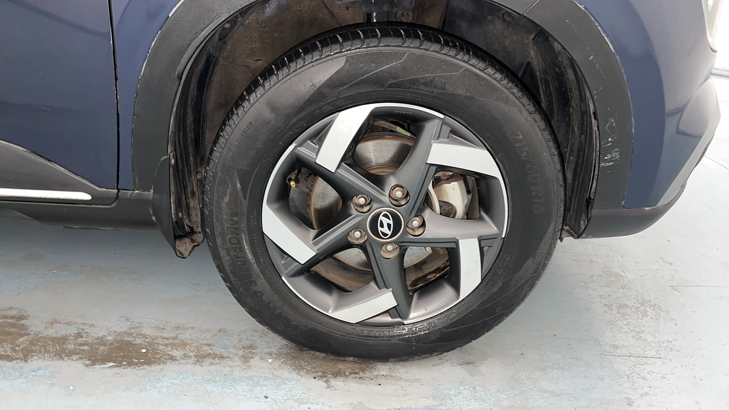 Used 2020 Hyundai Venue SX 1.4 CRDi Dual Tone Diesel Manual tyres RIGHT FRONT TYRE RIM VIEW