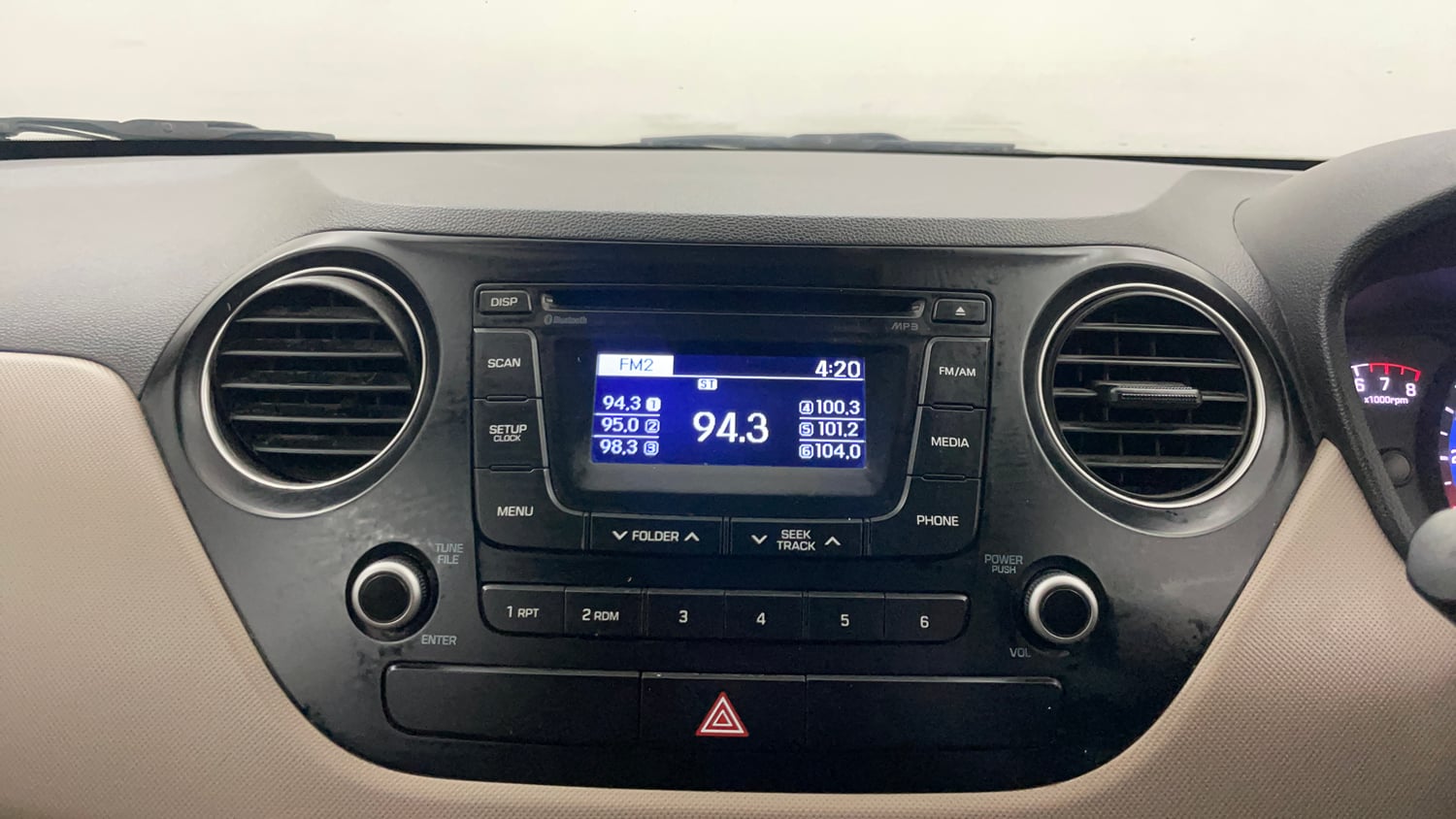 Used 2014 Hyundai Xcent S 1.2 (O) Petrol Manual top_features Integrated (in-dash) music system