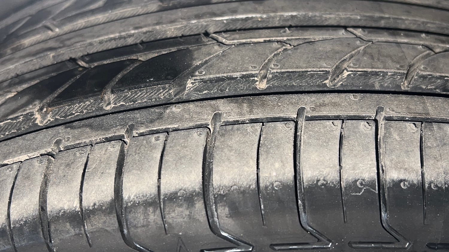 Used 2019 Hyundai Elite i20 Sportz Plus 1.2 Dual Tone Petrol Manual tyres RIGHT FRONT TYRE TREAD VIEW