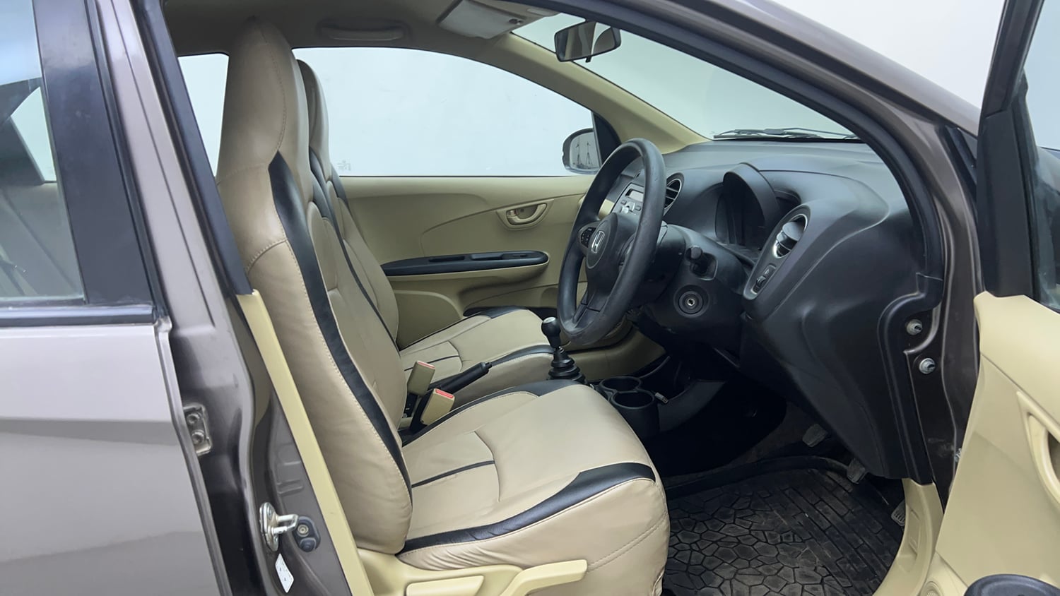 Used 2016 Honda Brio S MT Petrol Manual interior RIGHT SIDE FRONT DOOR CABIN VIEW