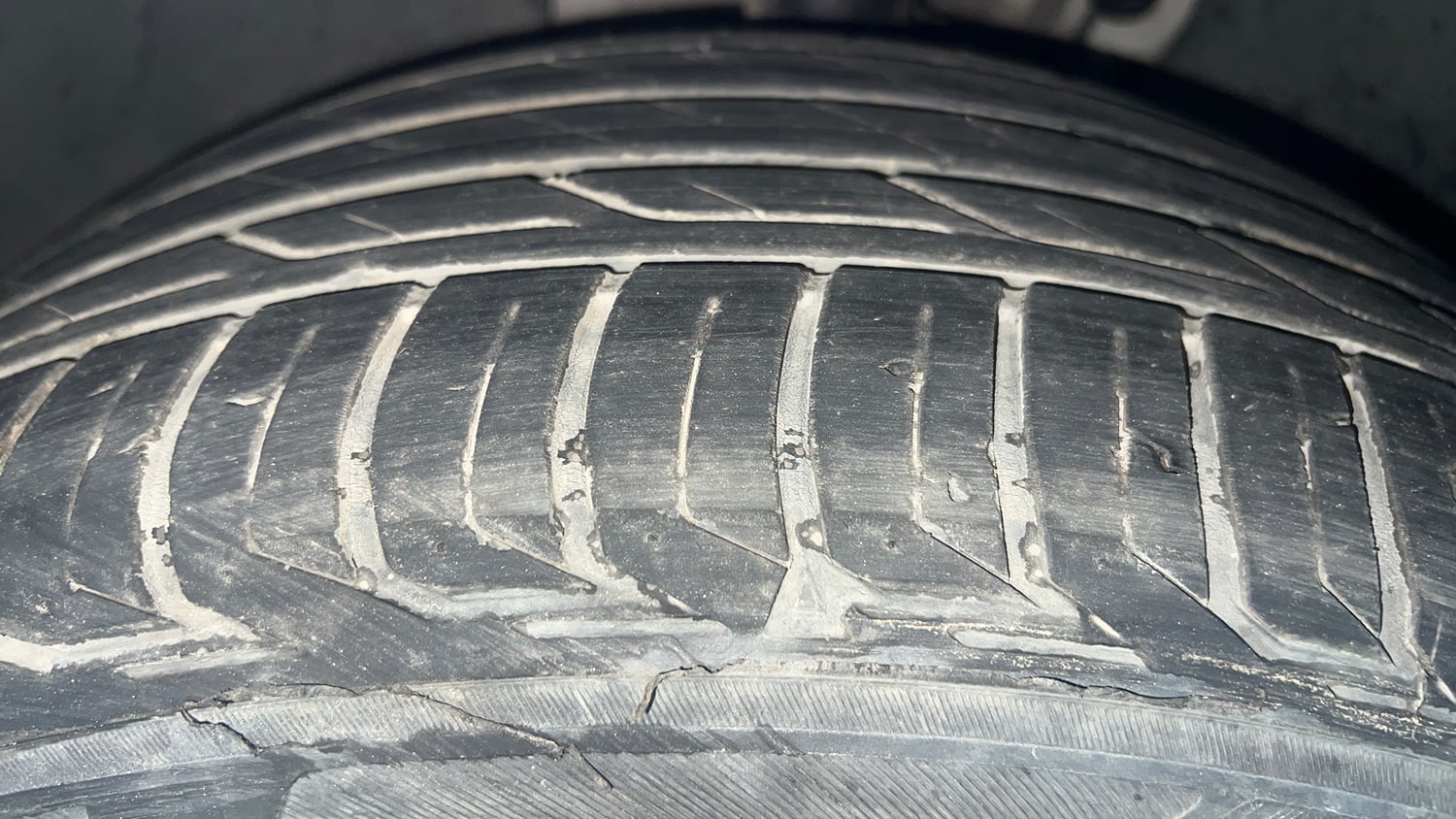 Used 2018 Skoda Superb L&K TSI AT Petrol Automatic tyres LEFT FRONT TYRE TREAD VIEW