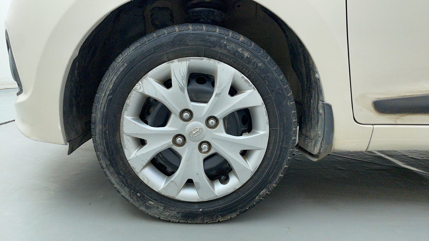 Used 2013 Hyundai Grand i10 Sportz 1.2 Kappa VTVT Petrol Manual tyres LEFT FRONT TYRE RIM VIEW