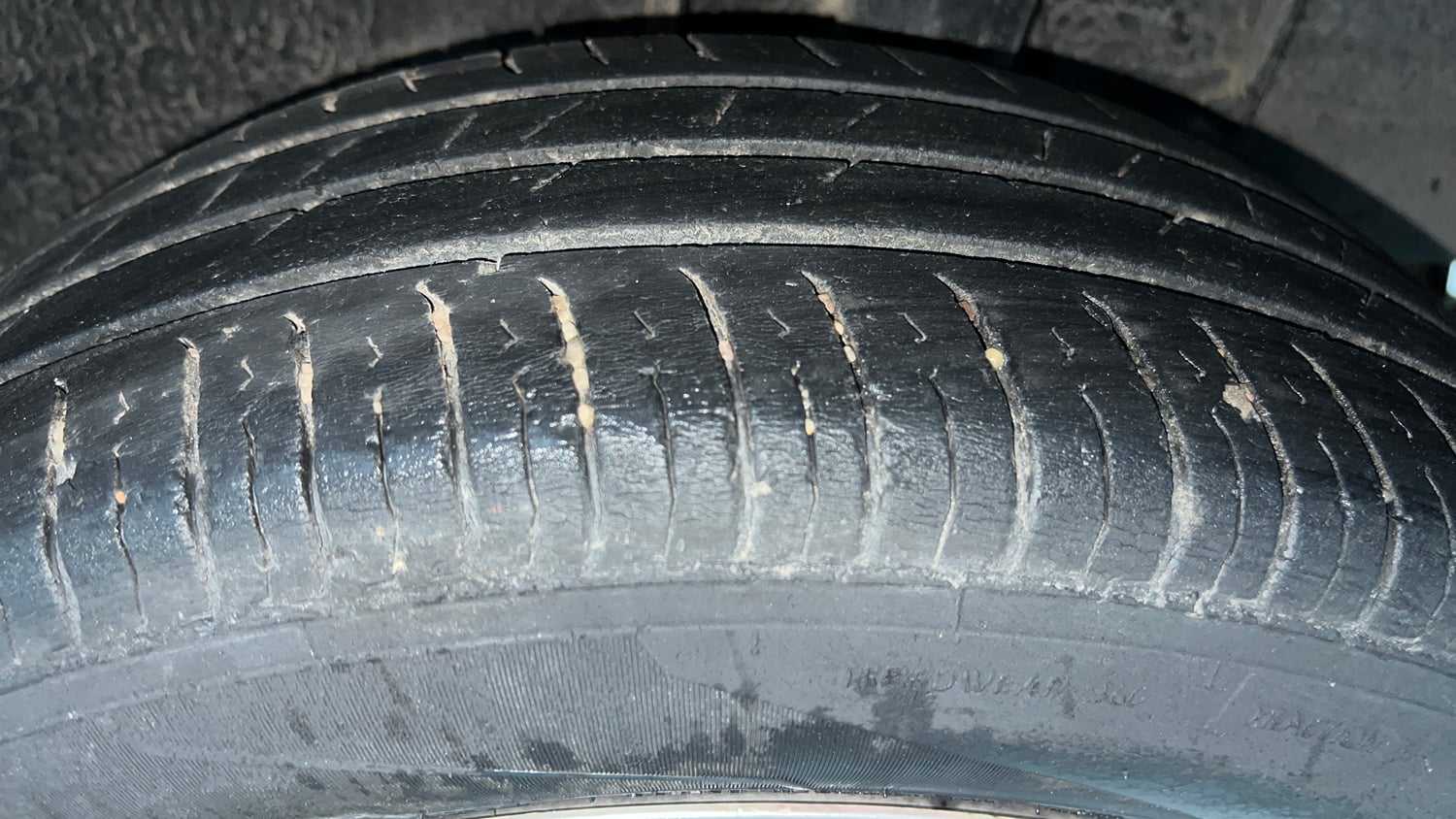 Used 2024 Renault Triber RXZ Petrol Manual tyres LEFT REAR TYRE TREAD VIEW