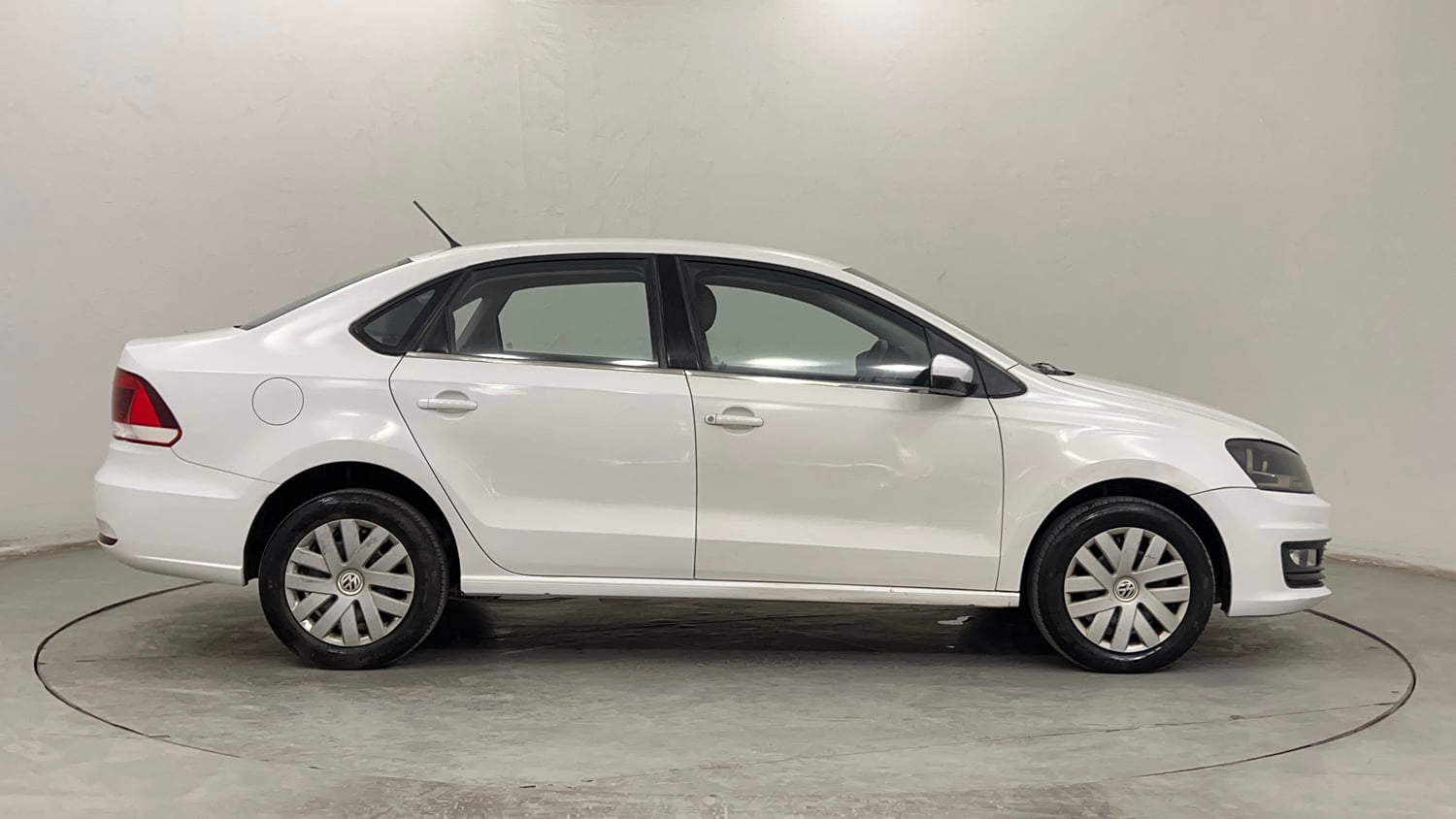 Used 2015 Volkswagen Vento Comfortline Petrol Petrol Manual exterior RIGHT SIDE VIEW