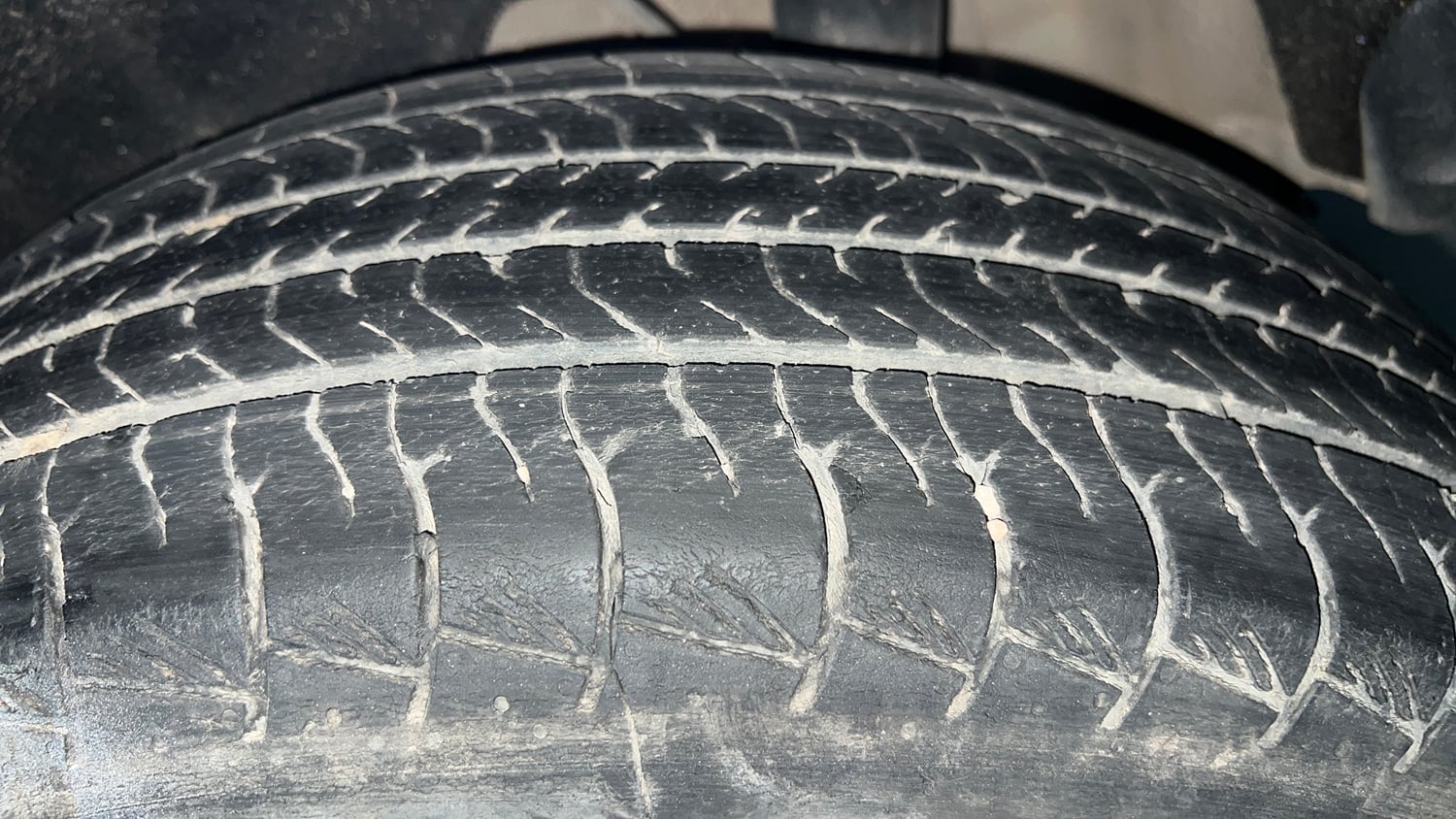 Used 2023 Toyota Innova Hycross VX Hybrid 7 STR Hybrid Automatic tyres LEFT REAR TYRE TREAD VIEW